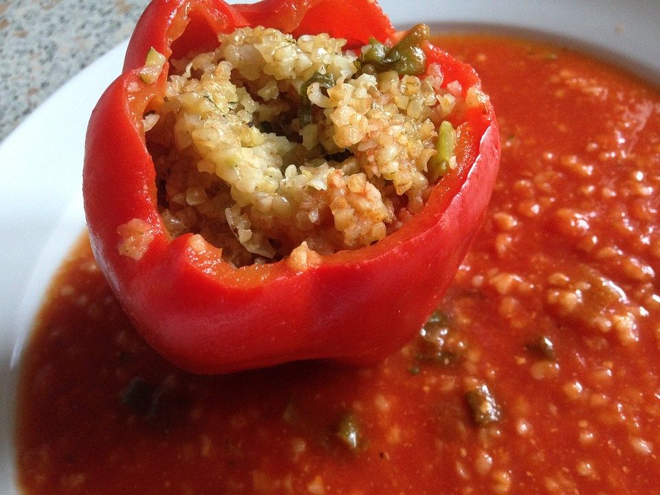 Gefüllte Paprika mit Bulgur und Tomatensoße von bettyboou| Chefkoch