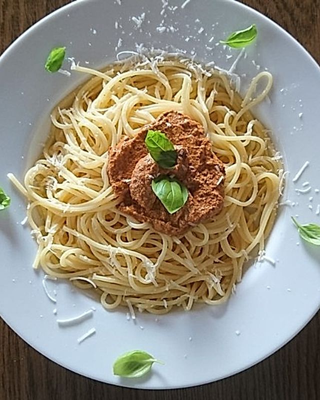 Spaghetti mit Pesto aus frischen Tomaten