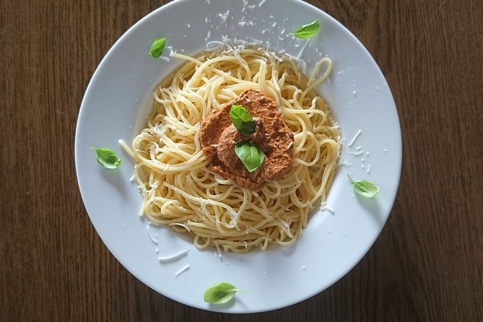 Spaghetti mit Pesto aus frischen Tomaten