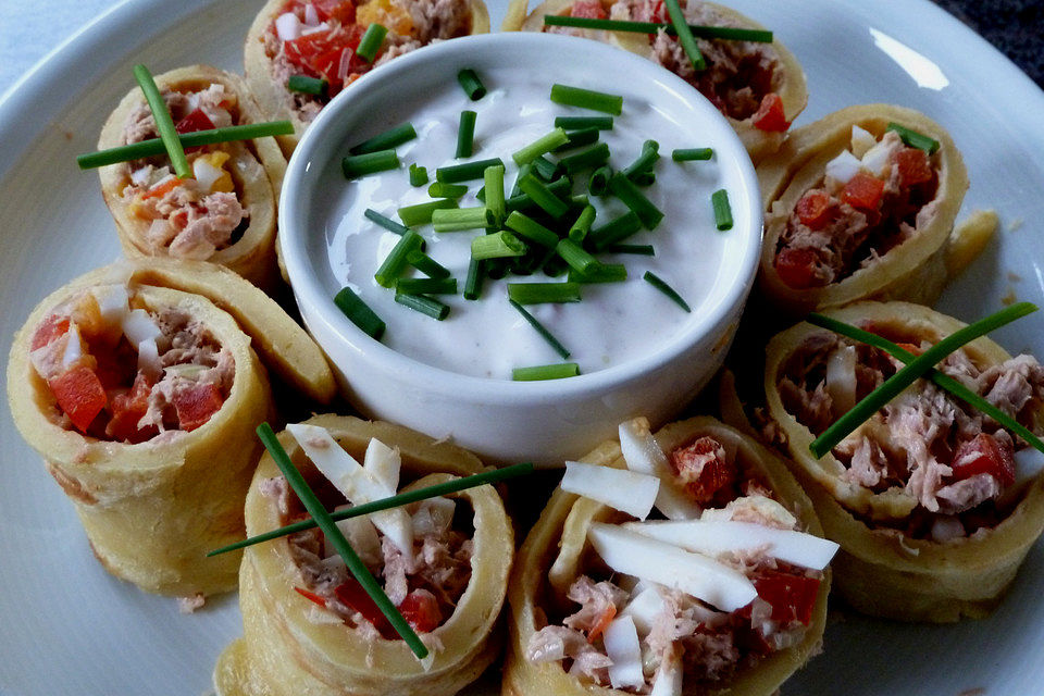 Gefüllte Pfannkuchen mit Thunfisch-Eier-Salat