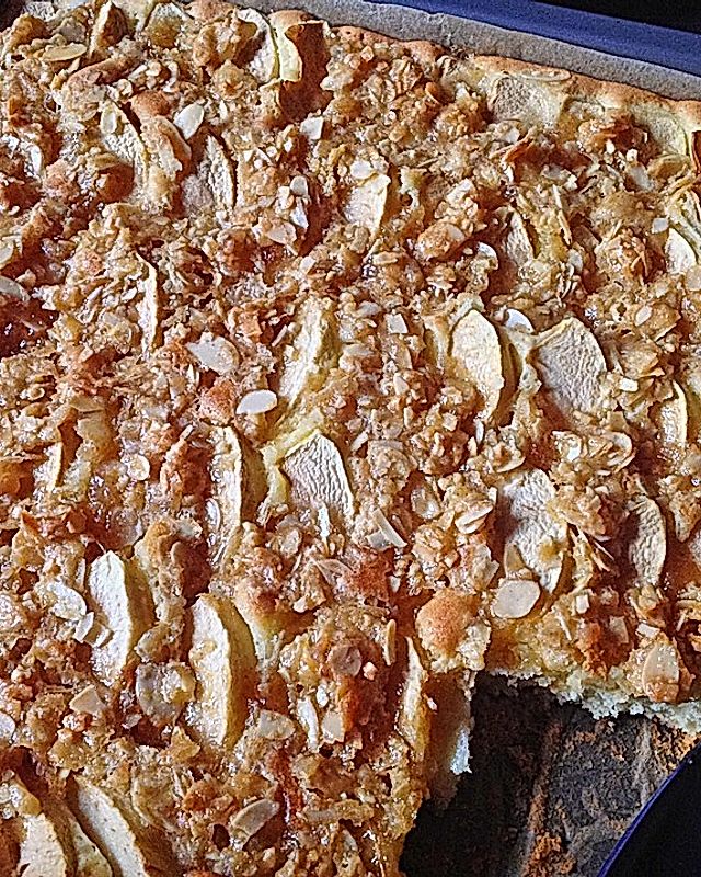 Bibis leckerer Apfelkuchen im Blech mit Mandelkruste