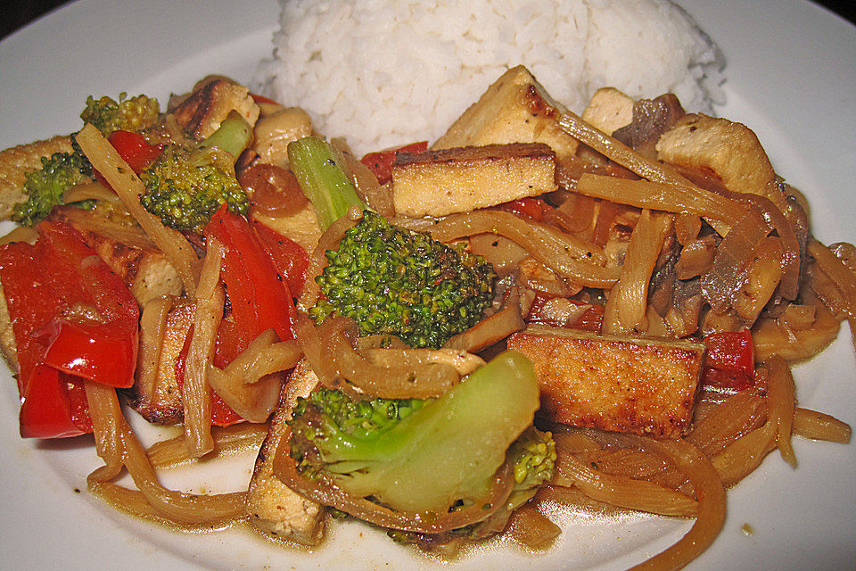 Chinesisches Gemüse mit Tofu und Reis