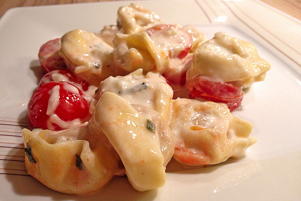 Tortellini mit Käsesoße und Cocktailtomaten