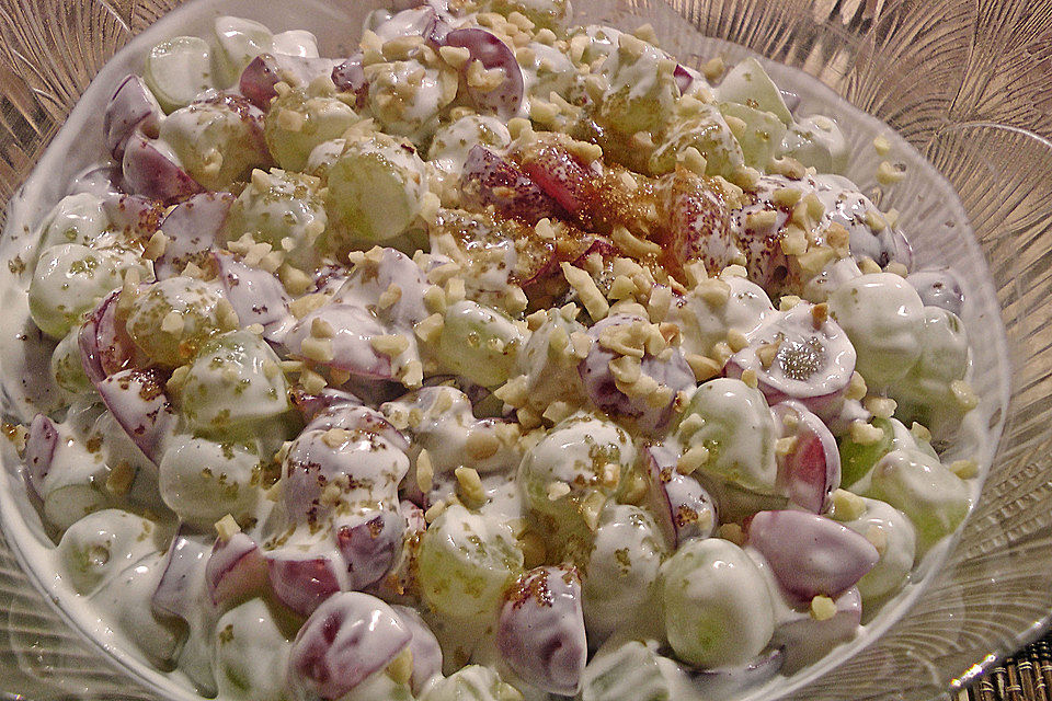 Amerikanischer Weintraubensalat mit Frischkäse und Sour Cream