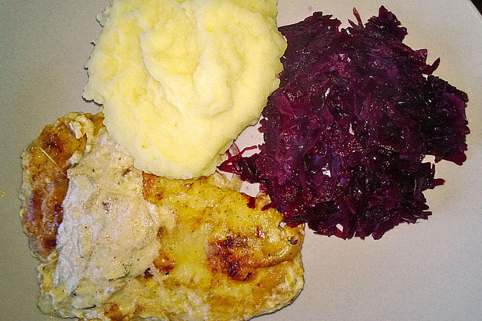 Vegetarische 'Filets' mit Zwiebelsoße und Käse überbacken