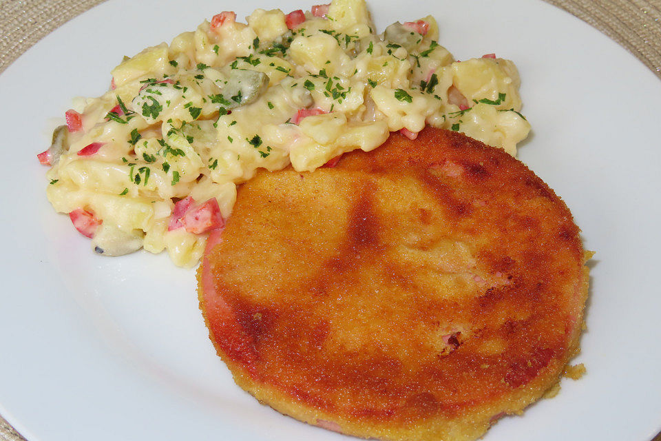 Panierte Fleischwurst mit Kartoffelsalat