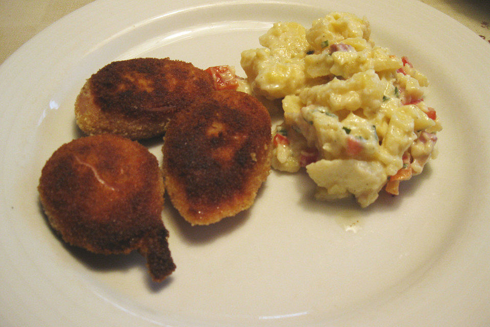 Panierte Fleischwurst mit Kartoffelsalat Panierte Fleischwurst mit Kartoffelsalat