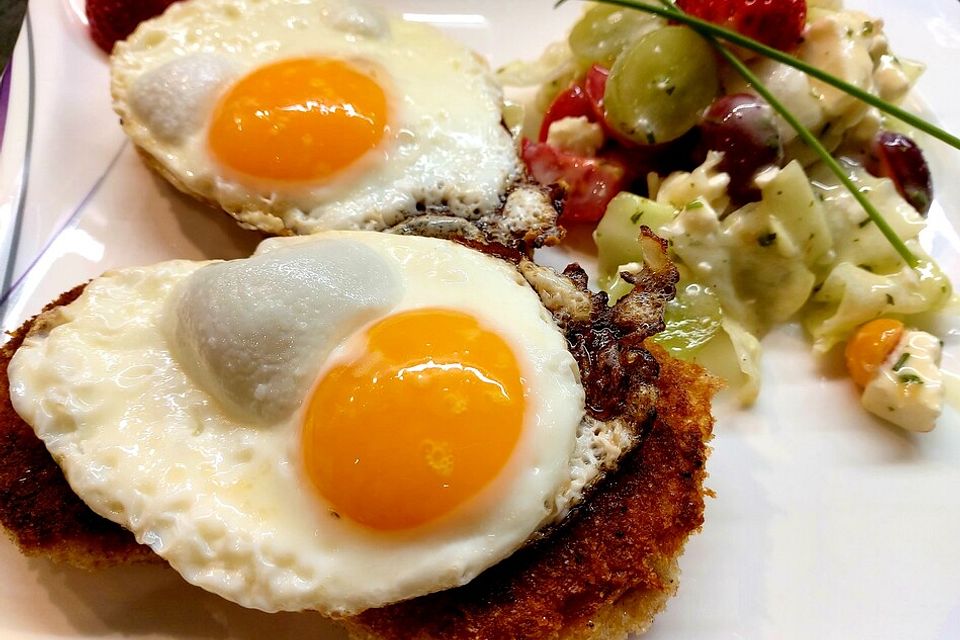 Panierte Fleischwurst mit Kartoffelsalat Panierte Fleischwurst mit Kartoffelsalat