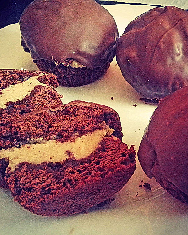 Saftige Schokoladen-Cupcakes mit Vanille-Karamellcreme