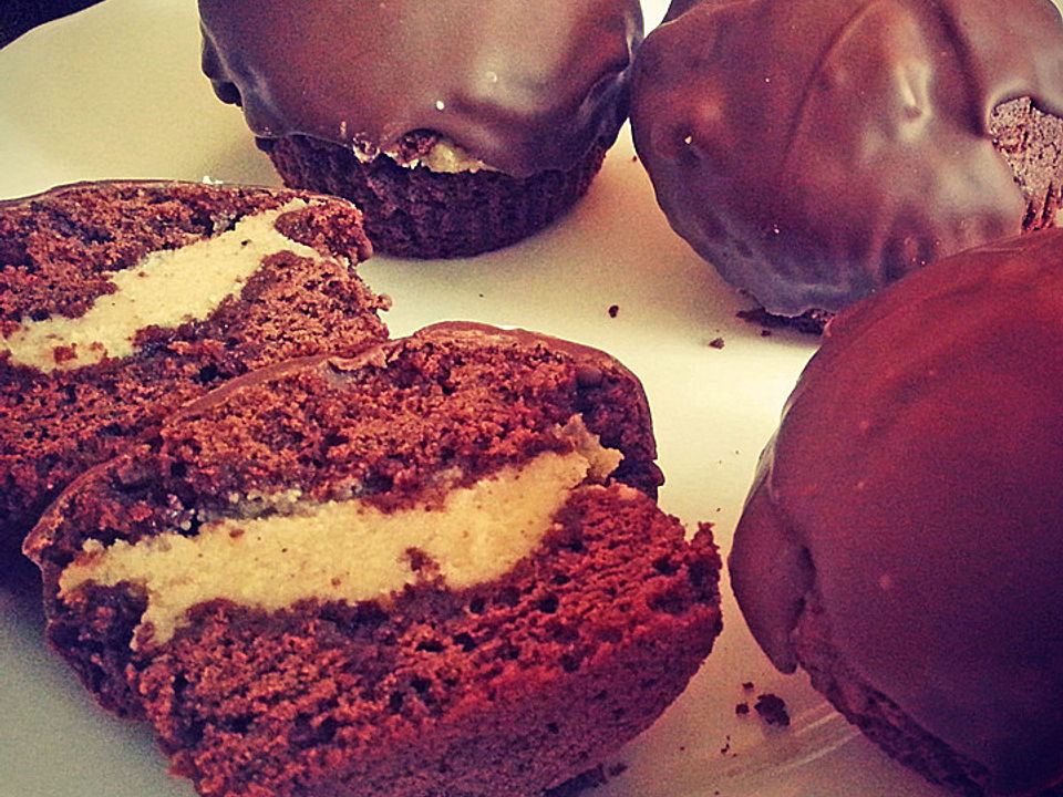 Saftige Schokoladen-Cupcakes mit Vanille-Karamellcreme von fuchsgesicht ...