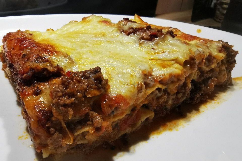 Lasagne-Bolognese mit Rotwein und Mozzarella