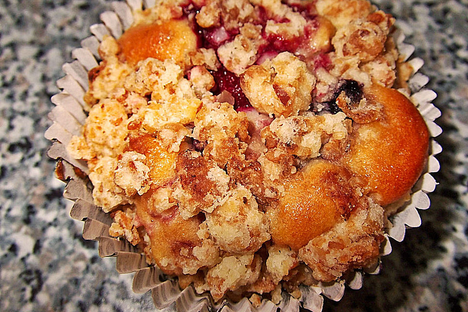 Saftige Beerenmuffins mit Cornflakes-Streuseln