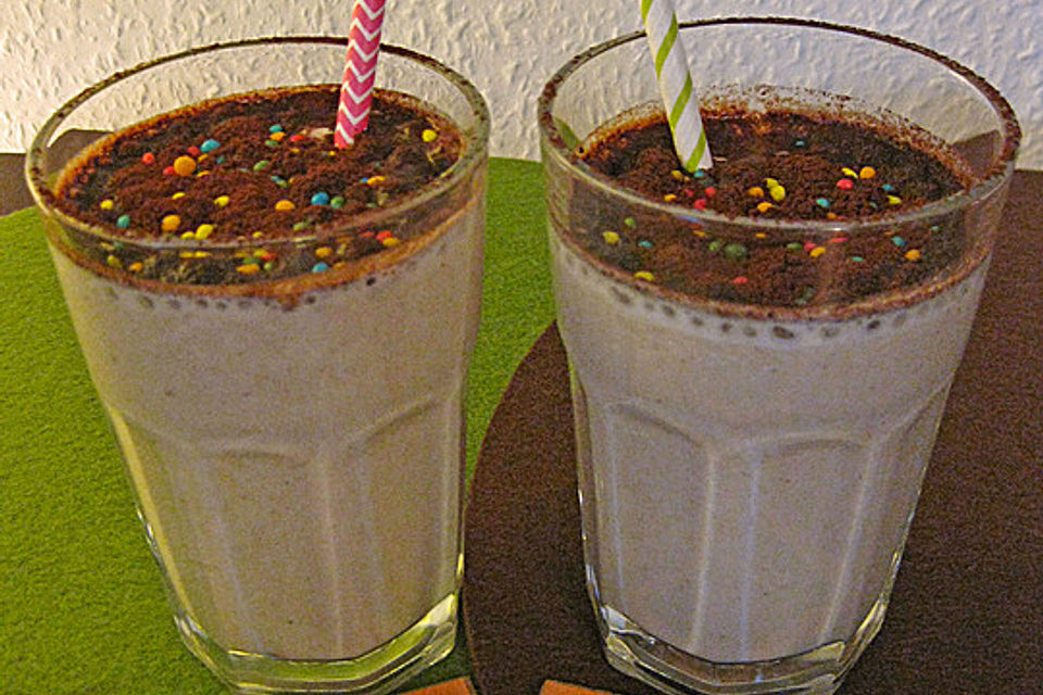 Bananen-Marzipan-Milchshake mit Zimt und Kakao-Haube