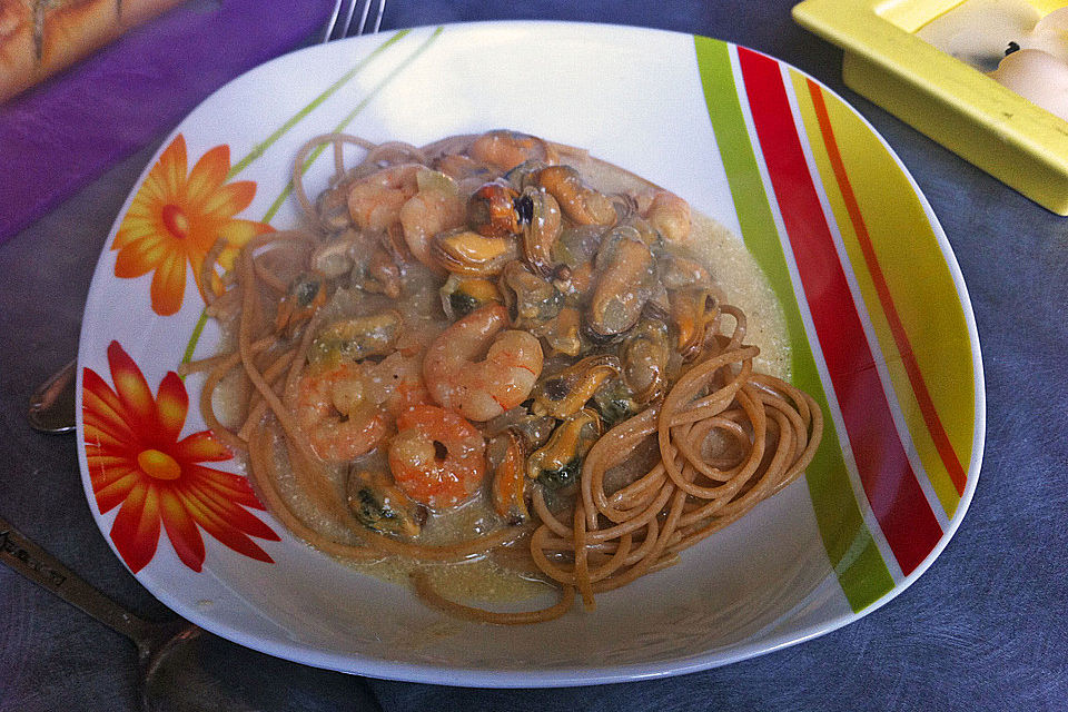 Vollkornspaghetti mit Meeresfrüchten an Weißweinsoße