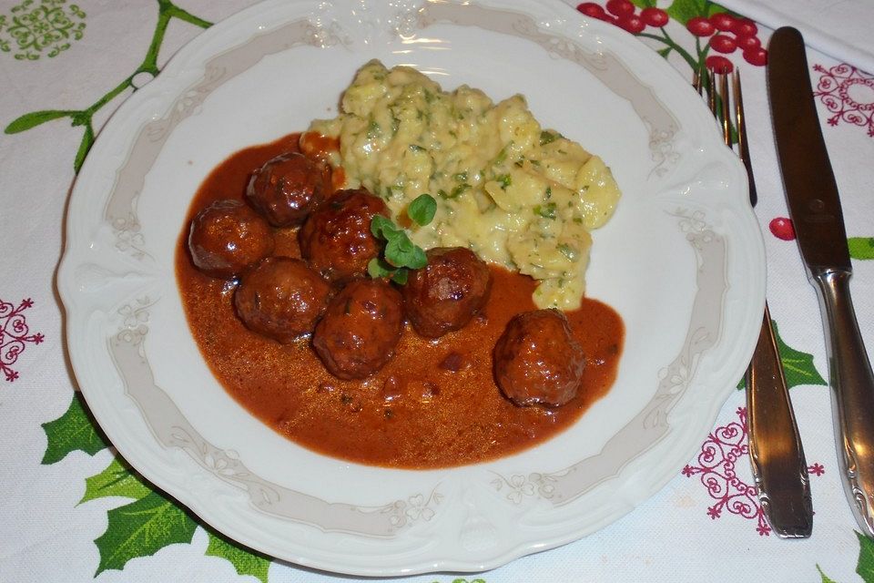 Bratwurstklößchen mit Tomatensoße