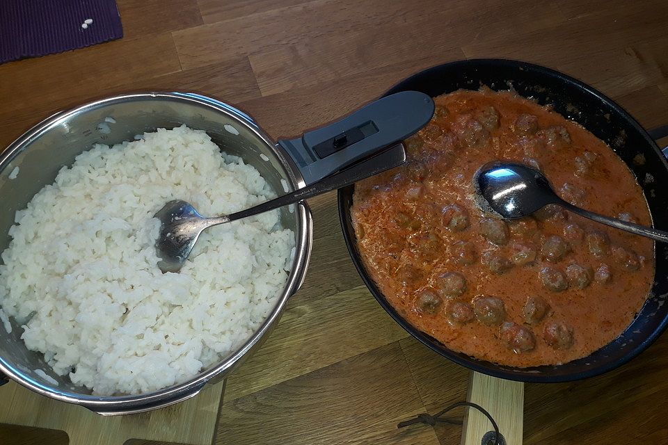 Bratwurstklößchen mit Tomatensoße