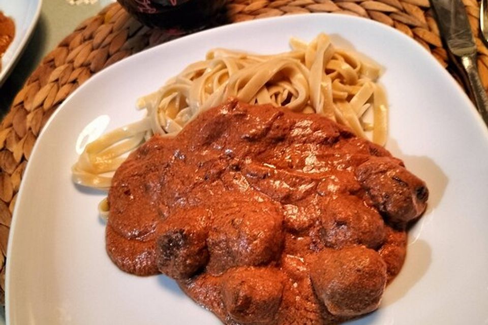 Bratwurstklößchen mit Tomatensoße