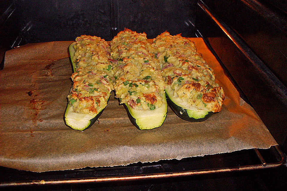 Gefüllte Zucchini aus dem Ofen