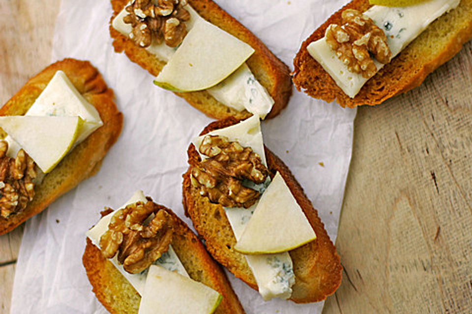 Crostini mit Gorgonzola, Birnen und Walnüssen