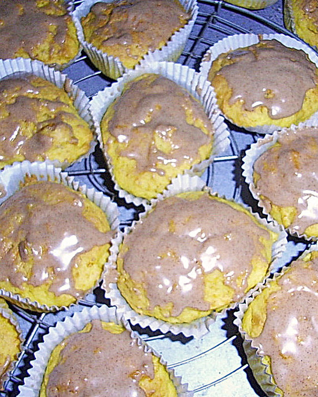 Kürbismuffins mit Dinkelmehl und Frischkäsetopping
