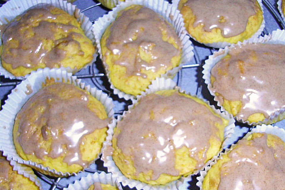 Kürbismuffins mit Dinkelmehl und Frischkäsetopping