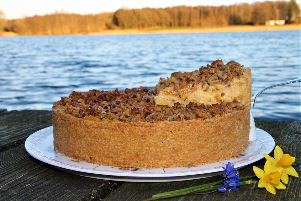 Obst-Eierlikör-Kuchen mit Nussstreuseln