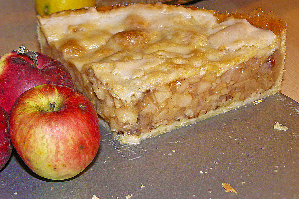 Apfelkuchen  gedeckt und sehr hoch