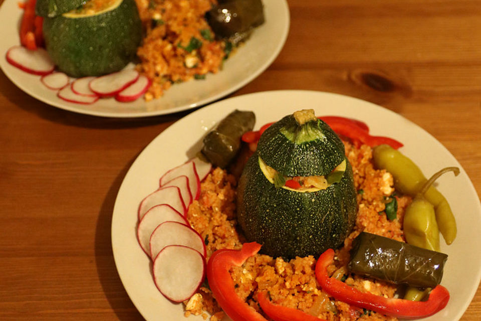 Rondini oder Zucchini mit würziger Fetafüllung