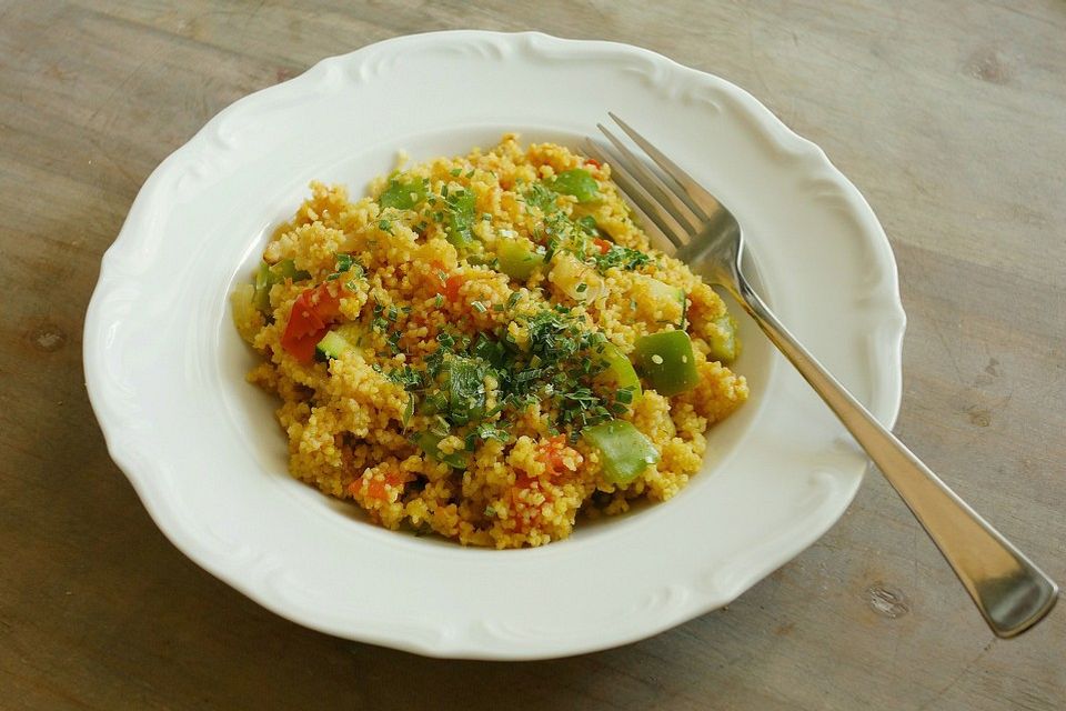 Couscous-Pfanne mit Paprika und Zucchini