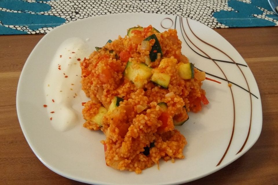 Couscous-Pfanne mit Paprika und Zucchini