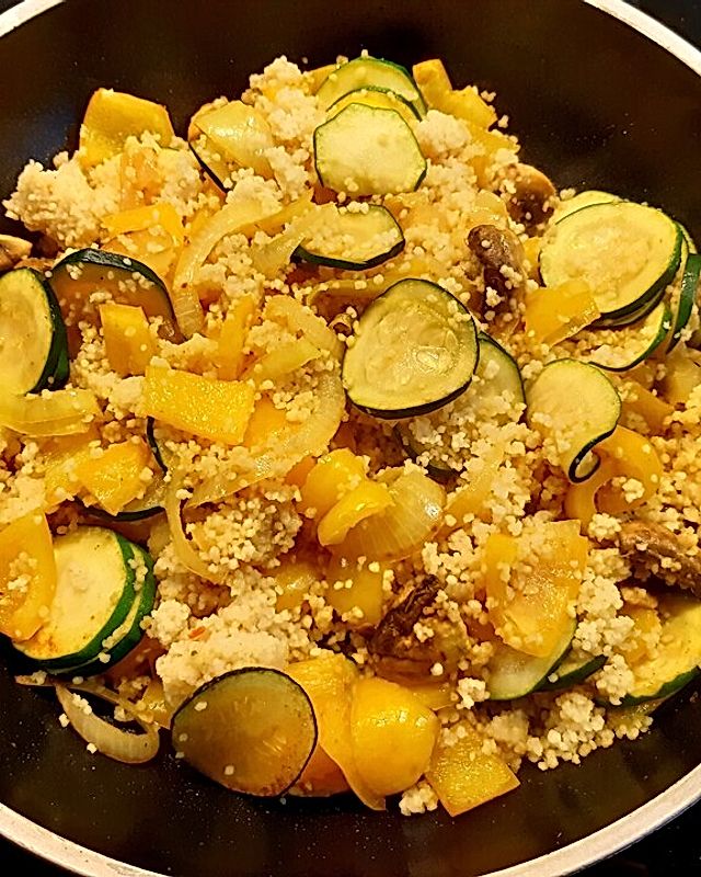 Couscous-Pfanne mit Paprika und Zucchini