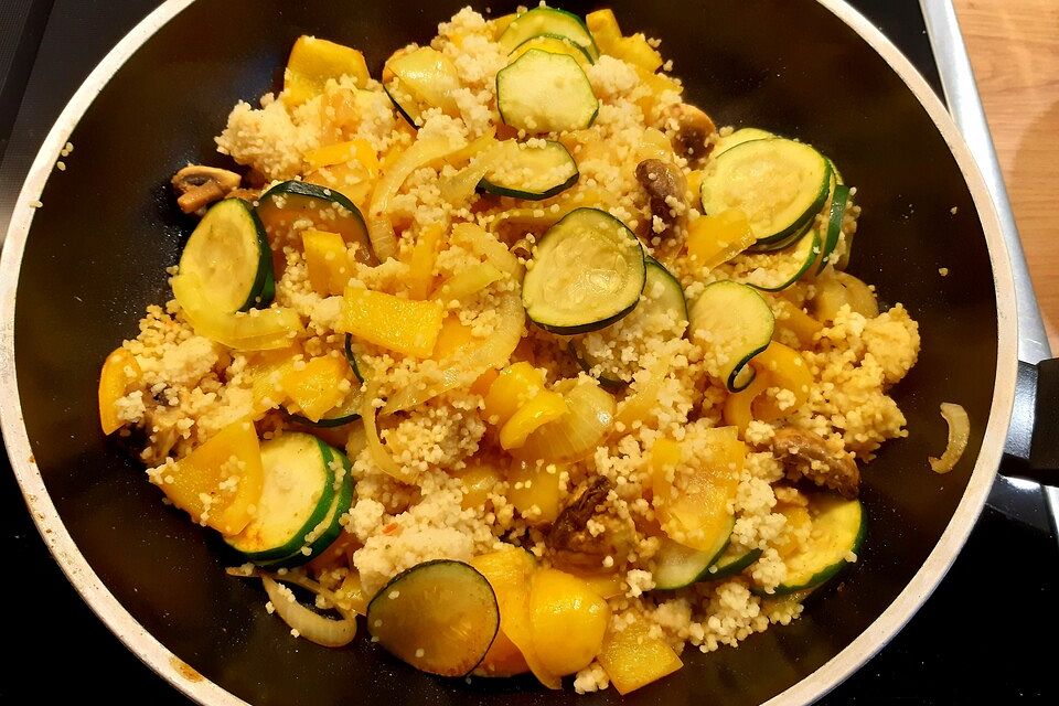 Couscous-Pfanne mit Paprika und Zucchini