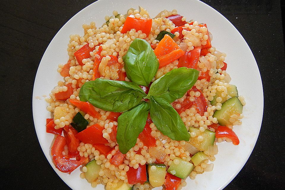 Couscous-Pfanne mit Paprika und Zucchini