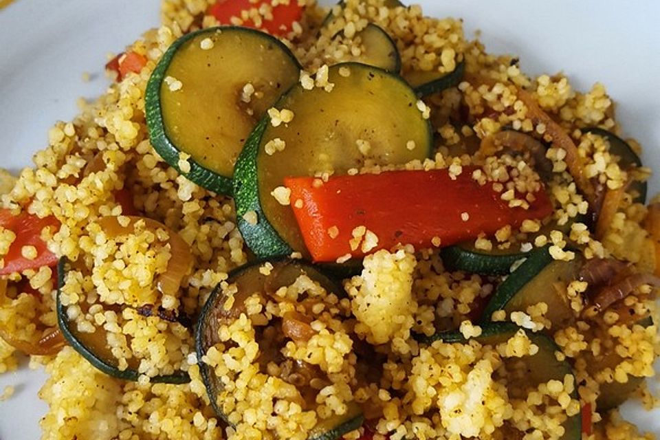 Couscous-Pfanne mit Paprika und Zucchini