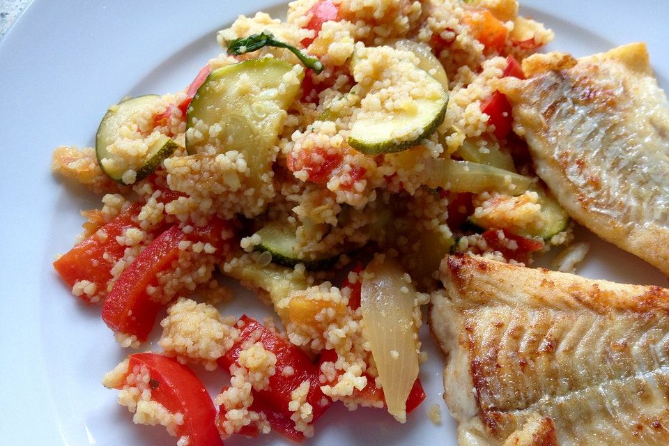 Couscous-Pfanne mit Paprika und Zucchini