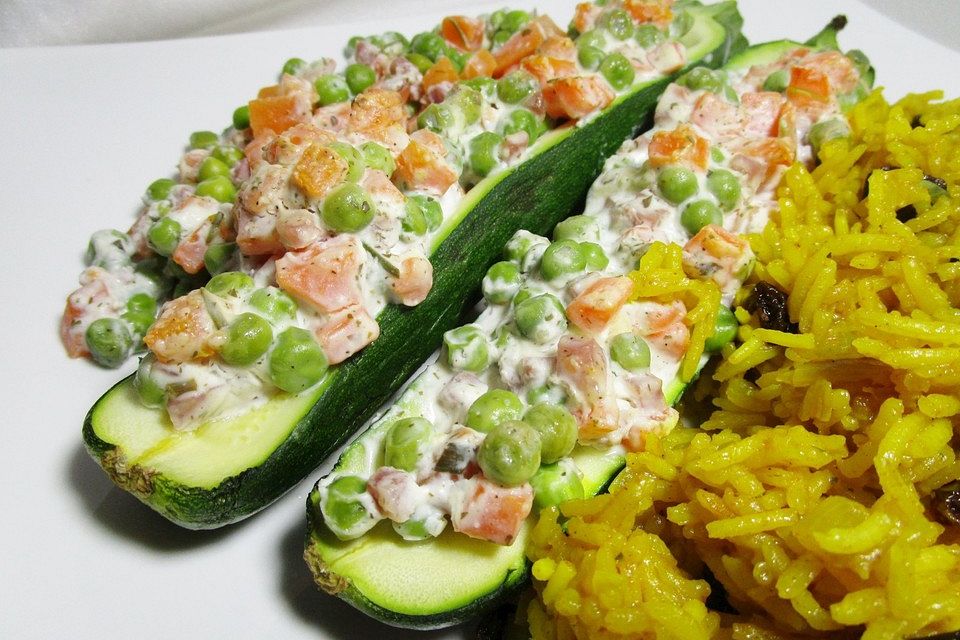 Smokeys gefüllte Zucchini mit Karotten und Erbsen