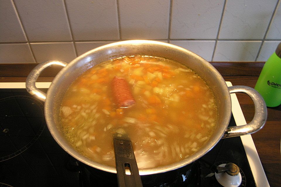 Möhren-Kartoffelsuppe mit Mettwurst und Zwiebeln