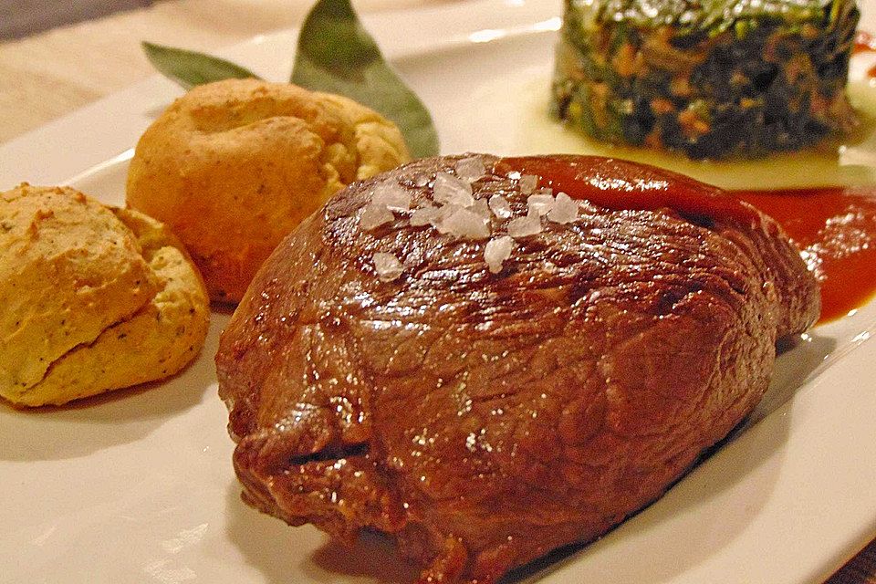 Rindersteaks auf Sesamspinat an gebackenen Salbei-Kartoffelbällchen