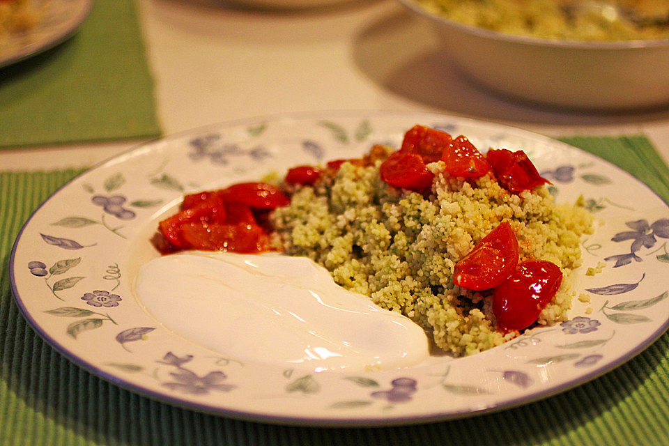 Grüner Couscous mit geschmolzenen Tomaten