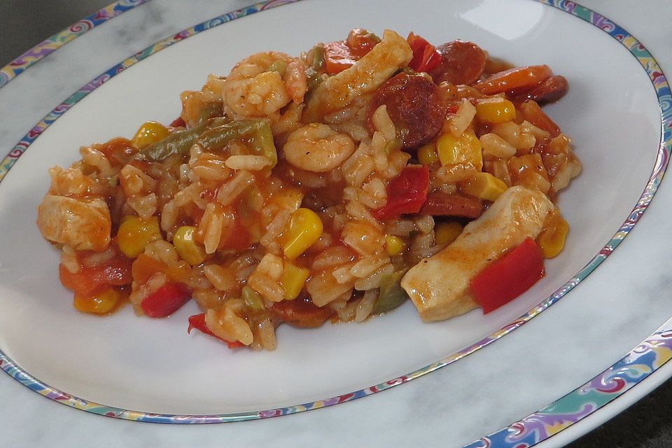 Amerikanisches Jambalaya mit Shrimps, Hähnchenbrust und Würstchen