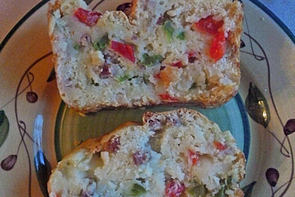 Herzhaftes Tassenbrot mit Käse, Schinken und Tomaten