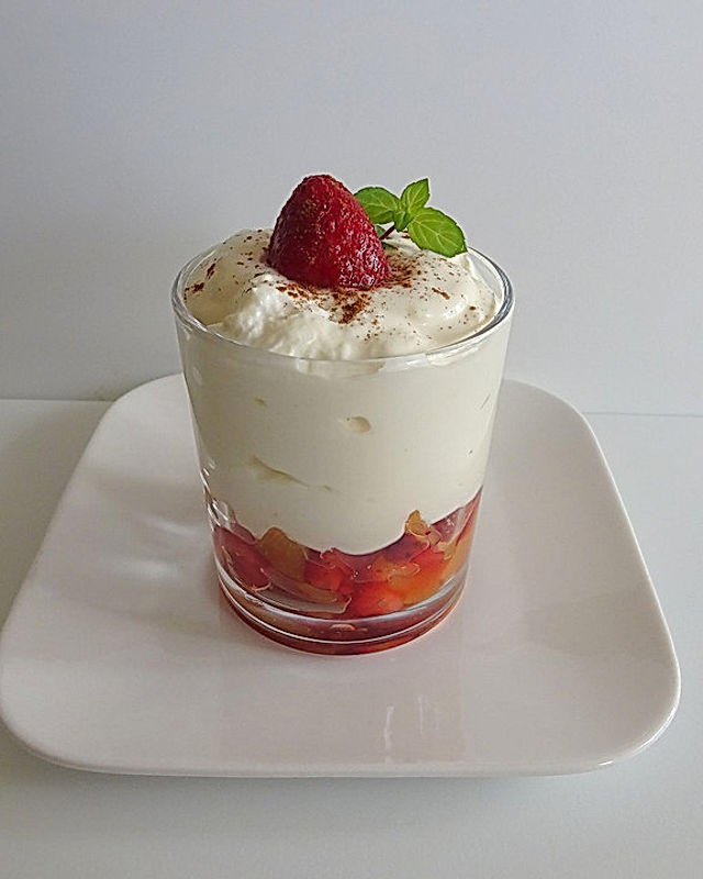 Joghurt-Mascarpone mit Erdbeeren und Pfirsichen