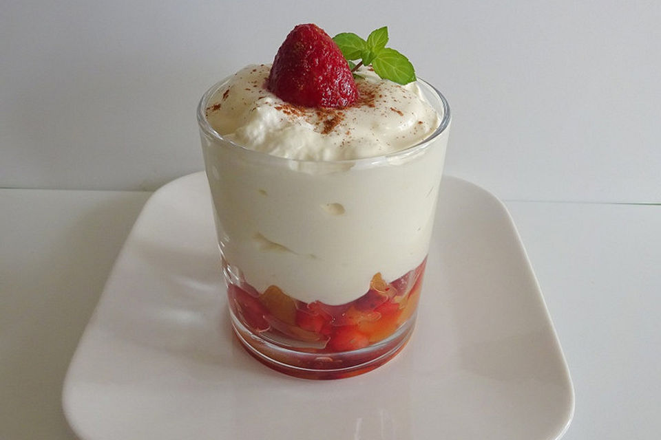 Joghurt-Mascarpone mit Erdbeeren und Pfirsichen