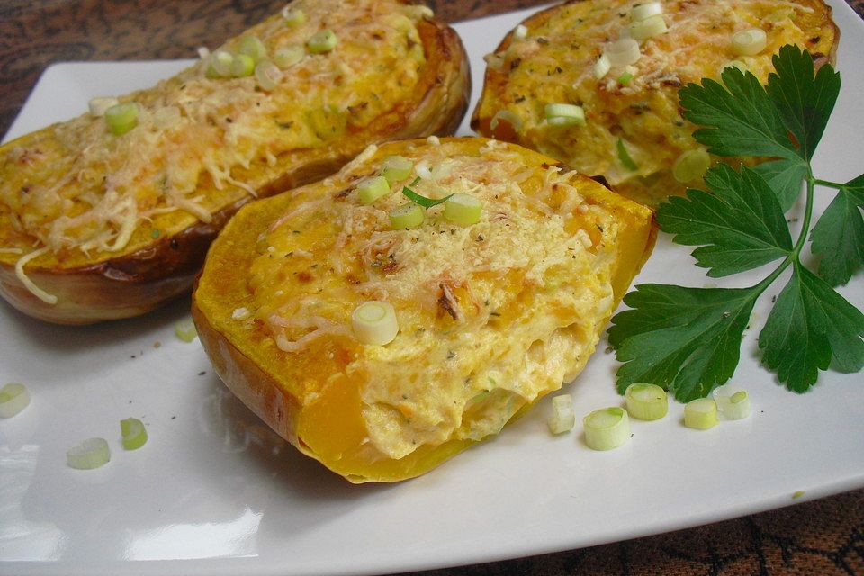 Gefüllter Butternut-Kürbis mit Kräuterkäse aus dem Ofen