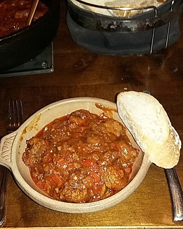 Rinderhackbällchen in pikanter Tomaten-Paprika-Oliven-Sauce
