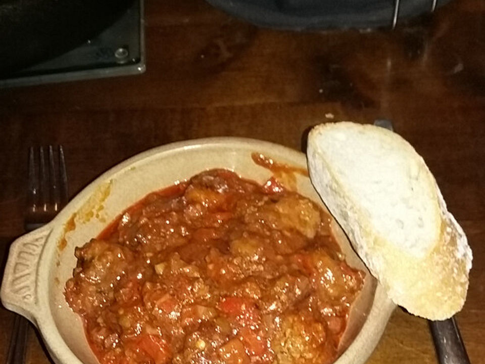Rinderhackbällchen in pikanter Tomaten-Paprika-Oliven-Sauce von ...