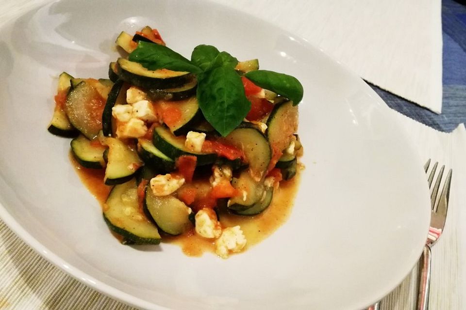 Tomaten-Zucchini-Pfanne mit Feta