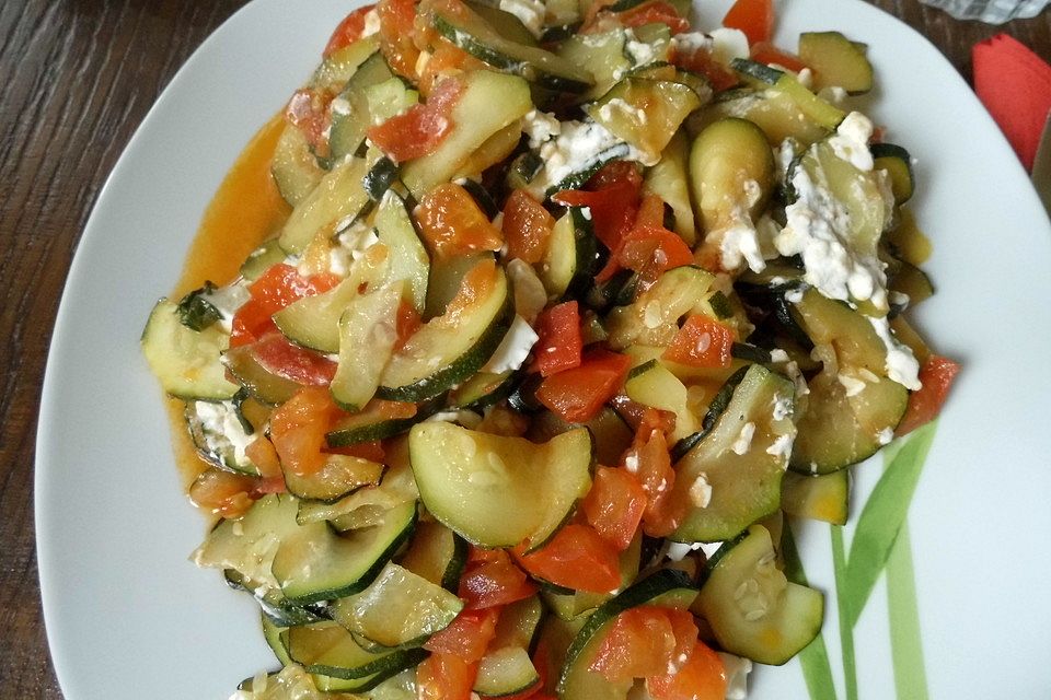 Tomaten-Zucchini-Pfanne mit Feta