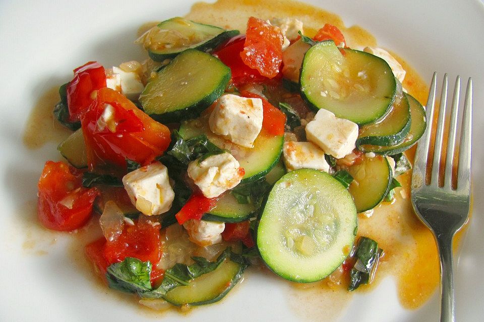 Tomaten-Zucchini-Pfanne mit Feta