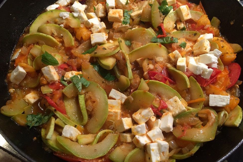 Tomaten-Zucchini-Pfanne mit Feta